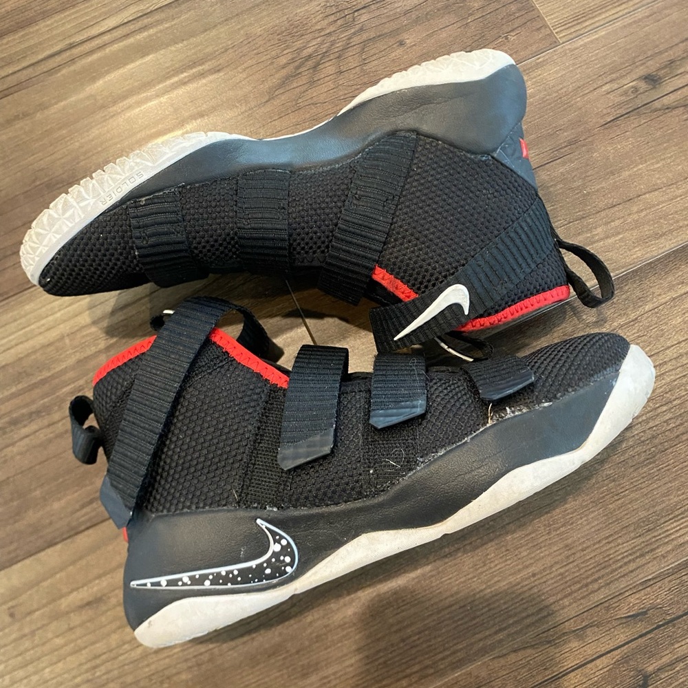 Kids Nike shoes size 1.5. Used un good condition